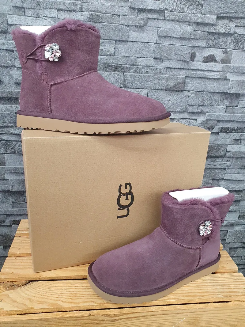 NEU! Original UGG Boots Mini Bailey Button Bling Gem Lila Lammfell Gr.41