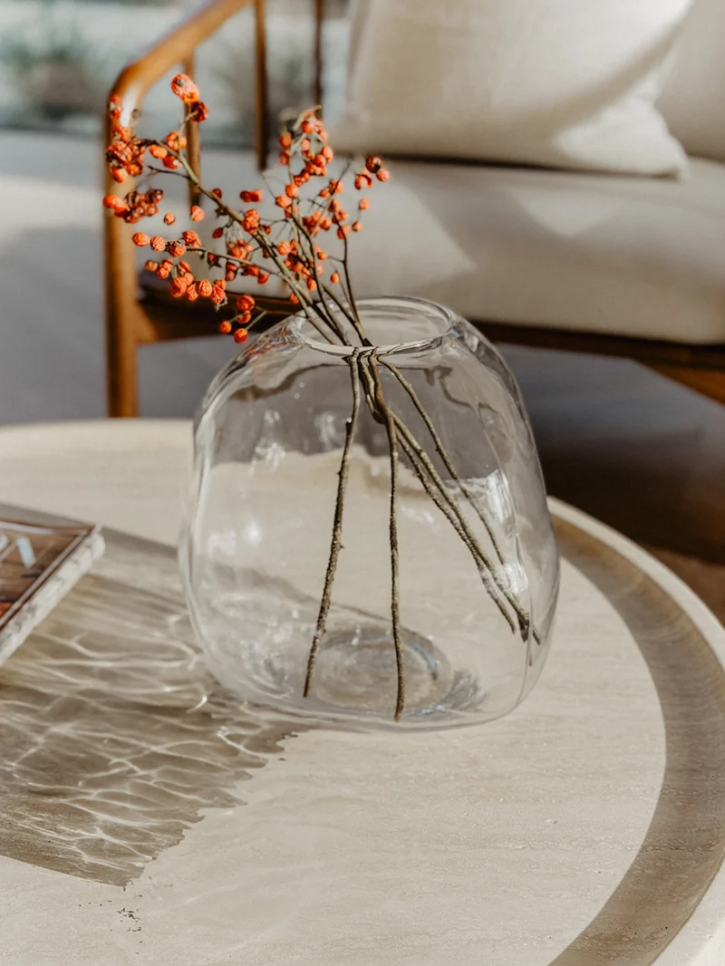 01.08.04 — The Pebble Vase Large / Clear