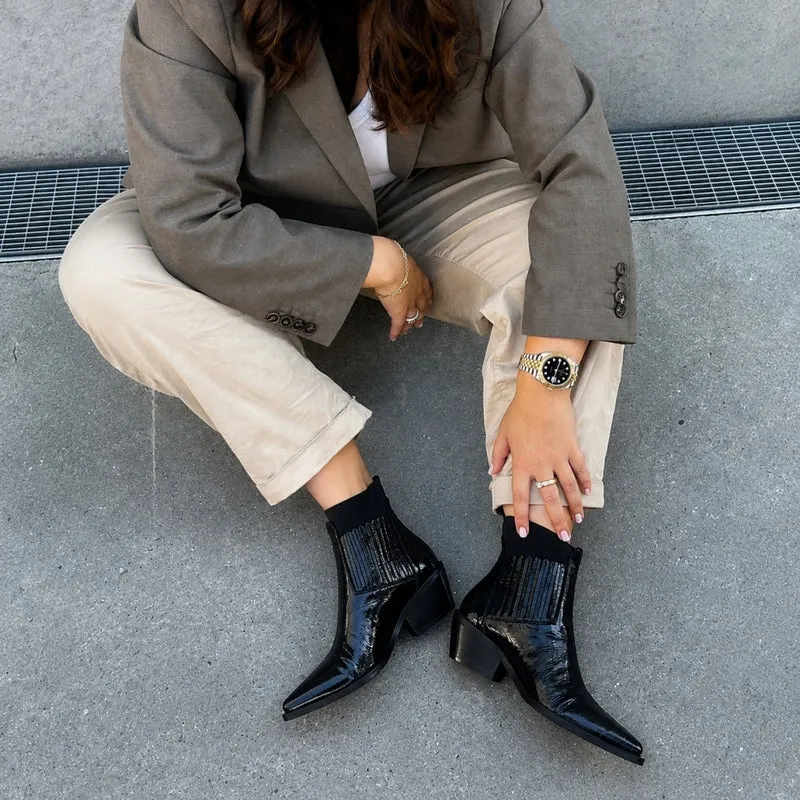 THE WALKING BOOT PATENT - BLACK PATENT