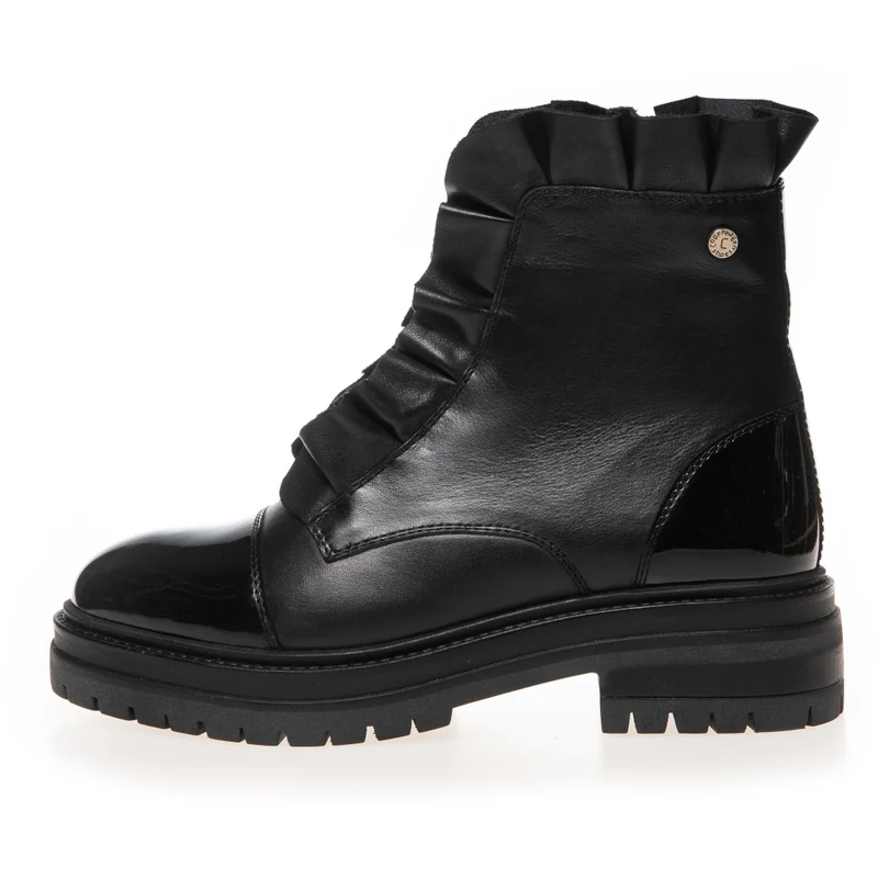 PRETTY - Black patent